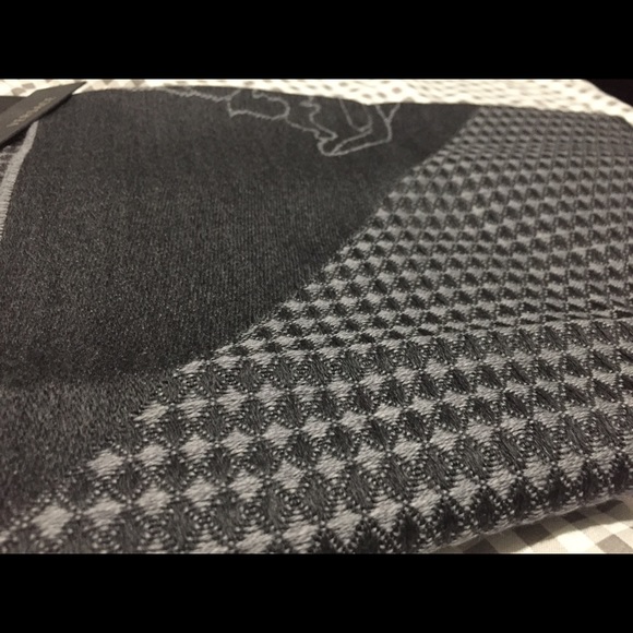 Luxury wool Versace scarf - Picture 5 of 5